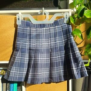 Adorable plaid, plated mini skirt to compete any coquette outfit !!